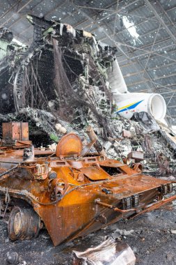 Gostomel, Ukrayna - Nisan. 03, 2022: Dünyanın en büyük uçağı, Ukrayna havaalanında Rus birlikleri tarafından yok edilen savaş, havaalanındaki imha uçağını küçük parçalara ayıran savaş, Ukrayna savaşı