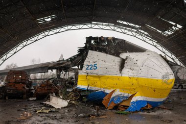Gostomel, Ukrayna - Nisan. 03, 2022: Dünyanın en büyük uçağı, Ukrayna havaalanında Rus birlikleri tarafından yok edilen savaş, havaalanındaki imha uçağını küçük parçalara ayıran savaş, Ukrayna savaşı