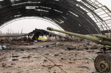 Gostomel, Ukrayna - Nisan. 03, 2022: Dünyanın en büyük uçağı, Ukrayna havaalanında Rus birlikleri tarafından yok edilen savaş, havaalanındaki imha uçağını küçük parçalara ayıran savaş, Ukrayna savaşı