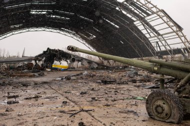 Gostomel, Ukrayna - Nisan. 03, 2022: Dünyanın en büyük uçağı, Ukrayna havaalanında Rus birlikleri tarafından yok edilen savaş, havaalanındaki imha uçağını küçük parçalara ayıran savaş, Ukrayna savaşı
