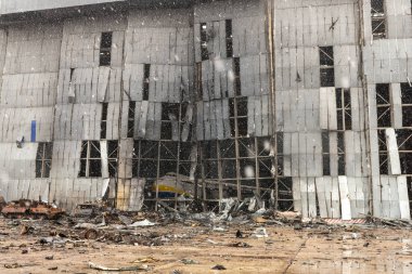 Gostomel, Ukrayna - Nisan. 03, 2022: Dünyanın en büyük uçağı, Ukrayna havaalanında Rus birlikleri tarafından yok edilen savaş, havaalanındaki imha uçağını küçük parçalara ayıran savaş, Ukrayna savaşı