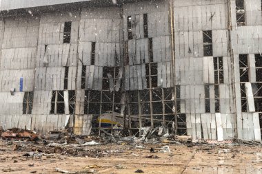 Gostomel, Ukrayna - Nisan. 03, 2022: Dünyanın en büyük uçağı, Ukrayna havaalanında Rus birlikleri tarafından yok edilen savaş, havaalanındaki imha uçağını küçük parçalara ayıran savaş, Ukrayna savaşı