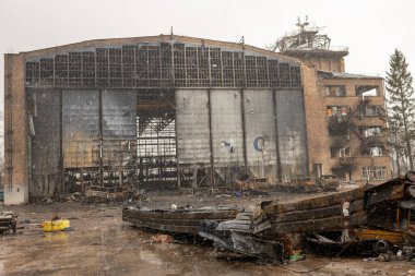 Gostomel, Ukrayna - Nisan. 03, 2022: Büyük Antonov fabrikası, Ukrayna havaalanında Rus birlikleri tarafından yok edilen savaş, Antonov 'un havaalanındaki fabrikasının yok edilmesiyle sonuçlanan savaş, Ukrayna-Antonov fabrikasındaki savaş