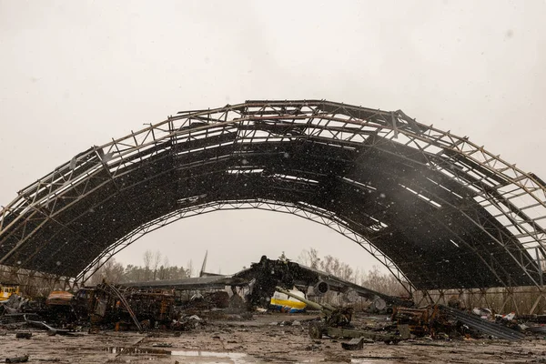 Gostomel, Ukrayna - Nisan. 03, 2022: Dünyanın en büyük uçağı, Ukrayna havaalanında Rus birlikleri tarafından yok edilen savaş, havaalanındaki imha uçağını küçük parçalara ayıran savaş, Ukrayna savaşı