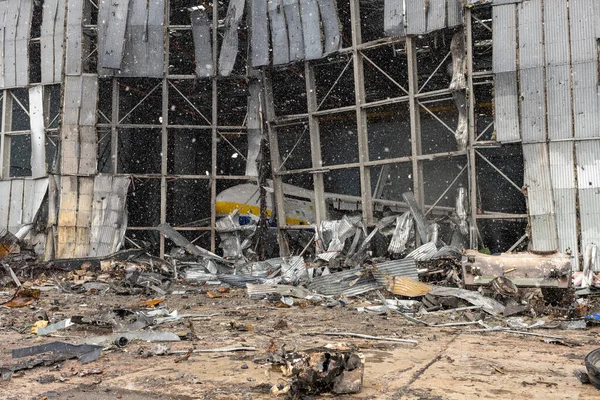 Gostomel, Ukrayna - Nisan. 03, 2022: Dünyanın en büyük uçağı, Ukrayna havaalanında Rus birlikleri tarafından yok edilen savaş, havaalanındaki imha uçağını küçük parçalara ayıran savaş, Ukrayna savaşı