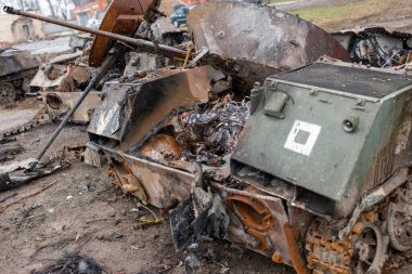 Ukrayna savaşı sırasında namlulu bir ordu tankı Ukrayna savaşından kalma zırhlı askeri metal tankı Ukrayna 'daki güçlü ülke ordusu için koruyucu bir silahtır.