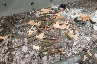 Ukrayna savaşı sırasında demir mermi mühimmatı, Ukrayna savaşından kalma metal kabuklu mermiler, güçlü Ukrayna ülkesine karşı savaş için korunan uzun mermiler.