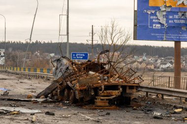 Ukrayna savaşı sırasında namlulu bir ordu tankı Ukrayna savaşından kalma zırhlı askeri metal tankı Ukrayna 'daki güçlü ülke ordusu için koruyucu bir silahtır.