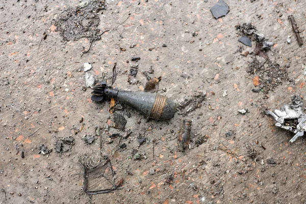 ウクライナ戦争中の破片金属軍用ロケット爆弾 ウクライナ戦争から装甲軍用鉄のチップロケット爆弾 ピース軍用ロケット爆弾は 強力なウクライナの国での戦争のための保護兵器です — ストック写真