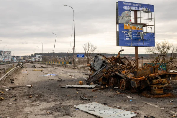 Ukrayna savaşı sırasında namlulu bir ordu tankı Ukrayna savaşından kalma zırhlı askeri metal tankı Ukrayna 'daki güçlü ülke ordusu için koruyucu bir silahtır.