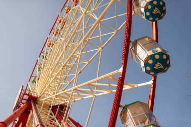 Dönme dolap renkli bir günde hızlı döner, neon ışıklar çok hızlı dönen dönme dolabı güzelce aydınlatır, dönme dolap her parkta eğlence için ilgi odağı olmalıdır tüm uluslar için.