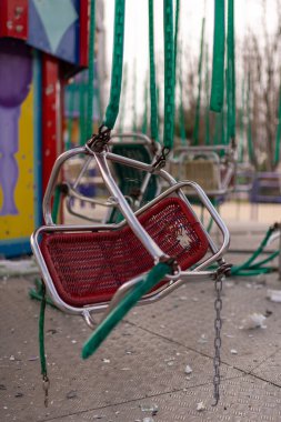 Ukrayna 'da savaş sırasında Rus askerleri tarafından vurulan çocuklar için atlıkarınca, Ukrayna savaşı sırasında çocuksuz atlıkarınca, Ukrayna savaşında atlıkarınca her eğlence parkında ilgi çekmek zorundadır.