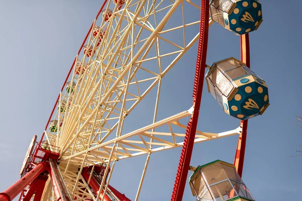 Dönme dolap renkli bir günde hızlı döner, neon ışıklar çok hızlı dönen dönme dolabı güzelce aydınlatır, dönme dolap her parkta eğlence için ilgi odağı olmalıdır tüm uluslar için.