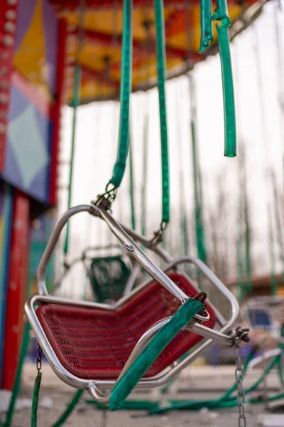 Ukrayna 'da savaş sırasında Rus askerleri tarafından vurulan çocuklar için atlıkarınca, Ukrayna savaşı sırasında çocuksuz atlıkarınca, Ukrayna savaşında atlıkarınca her eğlence parkında ilgi çekmek zorundadır.