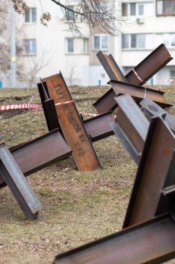 Kyiv, Ukrayna - Nisan. 03, 2022: Tema savaşının fotoğrafları Ukrayna 'yı yok etti. Rus birlikleri, Ukrayna' yı yok eden savaşın fotoğrafları, güzel şehir Rus askerlerince yok edildi.