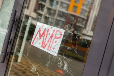 Kyiv, Ukrayna - Nisan. 03, 2022: Tema savaşının fotoğrafları Ukrayna 'yı yok etti. Rus birlikleri, Ukrayna' yı yok eden savaşın fotoğrafları, güzel şehir Rus askerlerince yok edildi.
