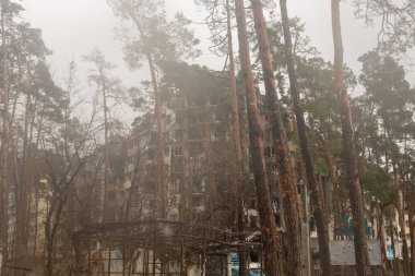 Kyiv, Ukrayna - Nisan. 03, 2022: Tema savaşının fotoğrafları Ukrayna 'yı yok etti. Rus birlikleri, Ukrayna' yı yok eden savaşın fotoğrafları, güzel şehir Rus askerlerince yok edildi.