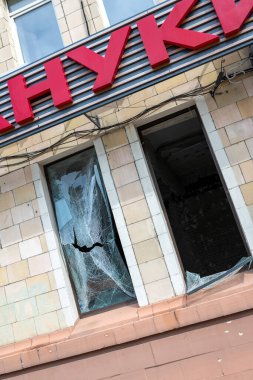 Kyiv, Ukrayna - Nisan. 03, 2022: Tema savaşının fotoğrafları Ukrayna 'yı yok etti. Rus birlikleri, Ukrayna' yı yok eden savaşın fotoğrafları, güzel şehir Rus askerlerince yok edildi.