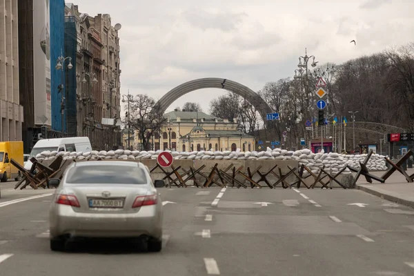 Kyiv, Ukrayna - Nisan. 03, 2022: Tema savaşının fotoğrafları Ukrayna 'yı yok etti. Rus birlikleri, Ukrayna' yı yok eden savaşın fotoğrafları, güzel şehir Rus askerlerince yok edildi.