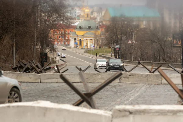 Kyiv, Ukrayna - Nisan. 03, 2022: Tema savaşının fotoğrafları Ukrayna 'yı yok etti. Rus birlikleri, Ukrayna' yı yok eden savaşın fotoğrafları, güzel şehir Rus askerlerince yok edildi.