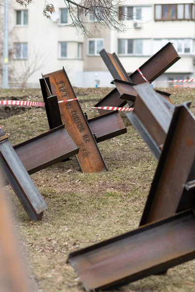 Kyiv, Ukrayna - Nisan. 03, 2022: Tema savaşının fotoğrafları Ukrayna 'yı yok etti. Rus birlikleri, Ukrayna' yı yok eden savaşın fotoğrafları, güzel şehir Rus askerlerince yok edildi.