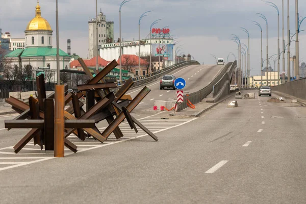 Kyiv, Ukrayna - Nisan. 03, 2022: Tema savaşının fotoğrafları Ukrayna 'yı yok etti. Rus birlikleri, Ukrayna' yı yok eden savaşın fotoğrafları, güzel şehir Rus askerlerince yok edildi.