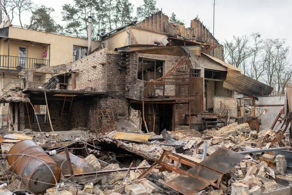 Kyiv, Ukrayna - Nisan. 03, 2022: Tema savaşının fotoğrafları Ukrayna 'yı yok etti. Rus birlikleri, Ukrayna' yı yok eden savaşın fotoğrafları, güzel şehir Rus askerlerince yok edildi.