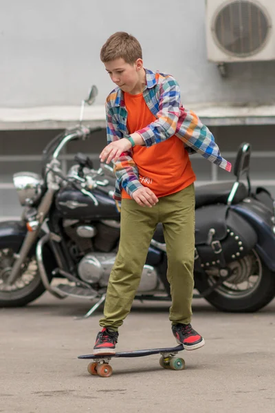 Kyiv, Ukrayna - Nisan. 09, 2022: Kaykay pistinde kaykay süren tema kaykaycısına, kaykay yapan kaykaycıya, kaykay yapan kaykaycıya, kaykaya binen kaykaycıya fotoğraf