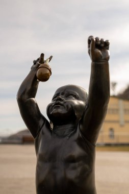 Kyiv, Ukrayna - Nisan. 03, 2022: Ukrayna savaşı sırasında çocukların ünlü anıtı temalı fotoğraf, savaş anıtı Ukrayna 'da çocukların yer aldığı fotoğraf, yıkılmış büyük kentteki uzun savaş anıtı