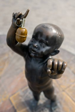 Kyiv, Ukrayna - Nisan. 03, 2022: Ukrayna savaşı sırasında çocukların ünlü anıtı temalı fotoğraf, savaş anıtı Ukrayna 'da çocukların yer aldığı fotoğraf, yıkılmış büyük kentteki uzun savaş anıtı