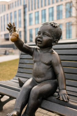 Kyiv, Ukrayna - Nisan. 03, 2022: Ukrayna savaşı sırasında çocukların ünlü anıtı temalı fotoğraf, savaş anıtı Ukrayna 'da çocukların yer aldığı fotoğraf, yıkılmış büyük kentteki uzun savaş anıtı