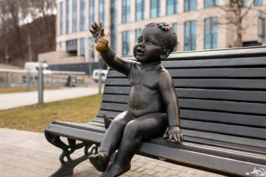 Kyiv, Ukrayna - Nisan. 03, 2022: Ukrayna savaşı sırasında çocukların ünlü anıtı temalı fotoğraf, savaş anıtı Ukrayna 'da çocukların yer aldığı fotoğraf, yıkılmış büyük kentteki uzun savaş anıtı