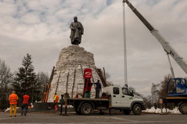 Kyiv, Ukrayna - Nisan. 03, 2022: Ukrayna savaşı sırasındaki ünlü eser Taras Shevchenko 'nun fotoğrafı, savaş anıtı Ukrayna' nın fotoğrafı, harap olmuş büyük kentteki uzun savaş anıtı