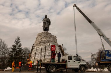 Kyiv, Ukrayna - Nisan. 03, 2022: Ukrayna savaşı sırasındaki ünlü eser Taras Shevchenko 'nun fotoğrafı, savaş anıtı Ukrayna' nın fotoğrafı, harap olmuş büyük kentteki uzun savaş anıtı