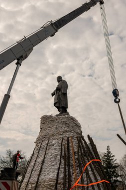Kyiv, Ukrayna - Nisan. 03, 2022: Ukrayna savaşı sırasındaki ünlü eser Taras Shevchenko 'nun fotoğrafı, savaş anıtı Ukrayna' nın fotoğrafı, harap olmuş büyük kentteki uzun savaş anıtı