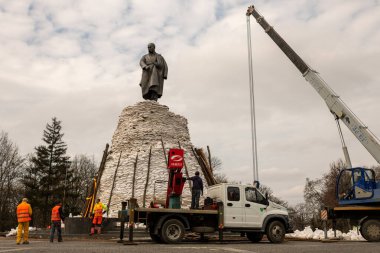 Kyiv, Ukrayna - Nisan. 03, 2022: Ukrayna savaşı sırasındaki ünlü eser Taras Shevchenko 'nun fotoğrafı, savaş anıtı Ukrayna' nın fotoğrafı, harap olmuş büyük kentteki uzun savaş anıtı