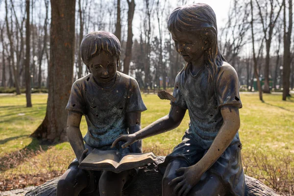 Kyiv, Ukrayna - Nisan. 03, 2022: Ukrayna savaşı sırasında çocukların ünlü anıtı temalı fotoğraf, savaş anıtı Ukrayna 'da çocukların yer aldığı fotoğraf, yıkılmış büyük kentteki uzun savaş anıtı