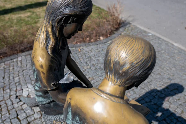 Kyiv, Ukrayna - Nisan. 03, 2022: Ukrayna savaşı sırasında çocukların ünlü anıtı temalı fotoğraf, savaş anıtı Ukrayna 'da çocukların yer aldığı fotoğraf, yıkılmış büyük kentteki uzun savaş anıtı