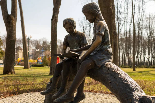 Kyiv, Ukrayna - Nisan. 03, 2022: Ukrayna savaşı sırasında çocukların ünlü anıtı temalı fotoğraf, savaş anıtı Ukrayna 'da çocukların yer aldığı fotoğraf, yıkılmış büyük kentteki uzun savaş anıtı