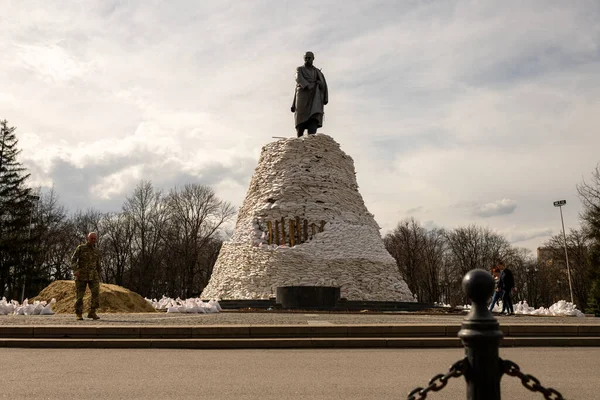 Kyiv, Ukrayna - Nisan. 03, 2022: Ukrayna savaşı sırasındaki ünlü eser Taras Shevchenko 'nun fotoğrafı, savaş anıtı Ukrayna' nın fotoğrafı, harap olmuş büyük kentteki uzun savaş anıtı
