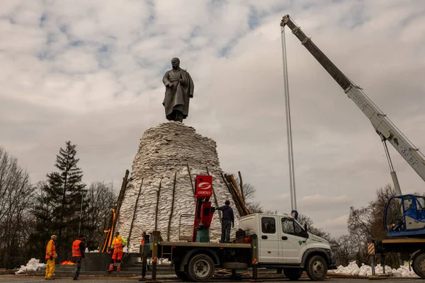 Kyiv, Ukrayna - Nisan. 03, 2022: Ukrayna savaşı sırasındaki ünlü eser Taras Shevchenko 'nun fotoğrafı, savaş anıtı Ukrayna' nın fotoğrafı, harap olmuş büyük kentteki uzun savaş anıtı