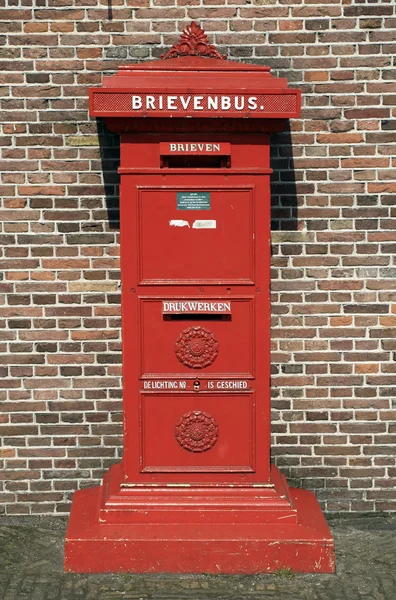 Oude Nederlandse postbus — Stockfoto