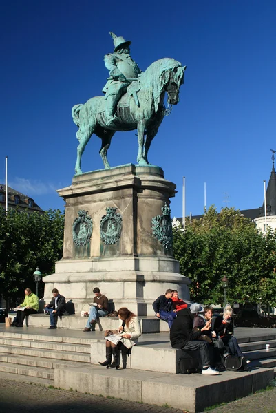 İnsanların önünde King Charles x