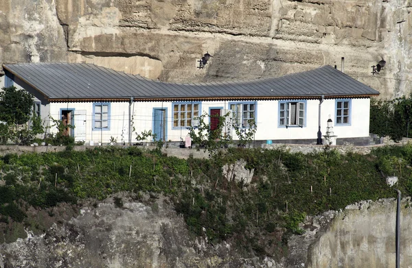 Hus av munkarna i klostret uspensky grotta — Stockfoto