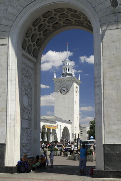 Klokketårnet på Simferopol jernbanestasjon – stockfoto