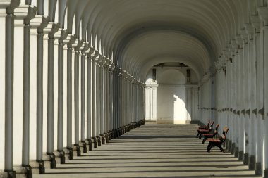 Colonnade Çiçek Bahçe kromeriz içinde