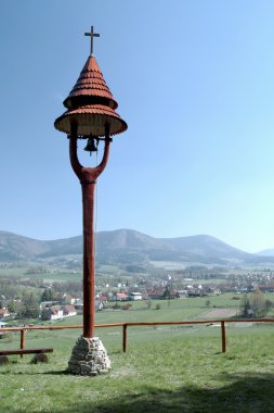 küçük ahşap çan kulesi