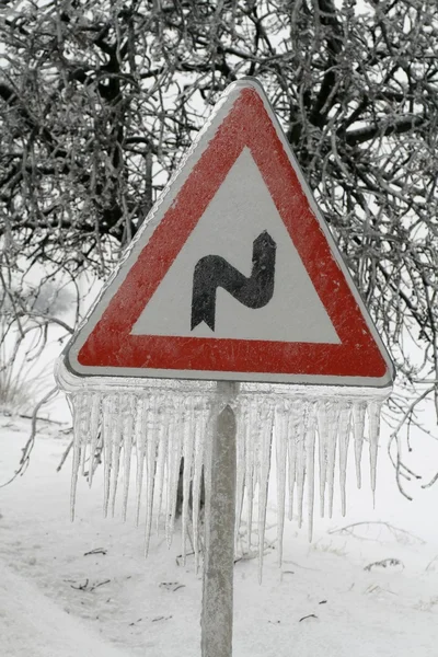 buz sarkıtları ile yol levhası