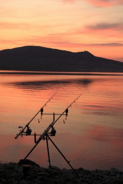 e tepelerin altında balıkçılık çubuklar