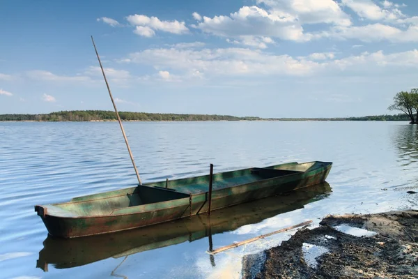 balıkçı teknesi üzerinde gölet rozmberk